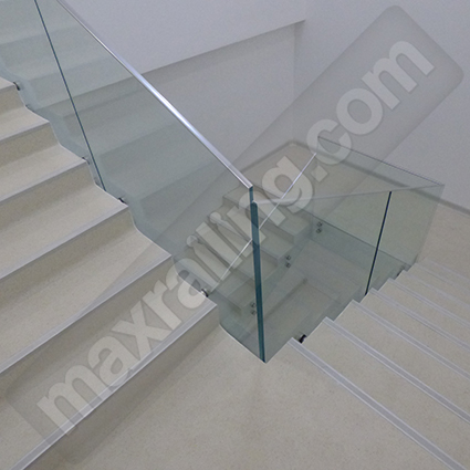 стъклен парапет с държачи